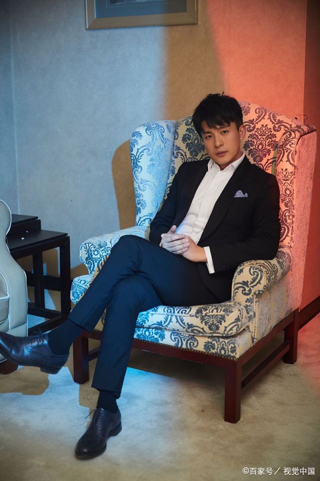 孙艺洲百合奖深情演唱秀歌喉 拍写真颜值能打帅气有型